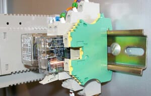 電気機器は35mmに取り付け 電気機器は35mm DINレールに取り付け