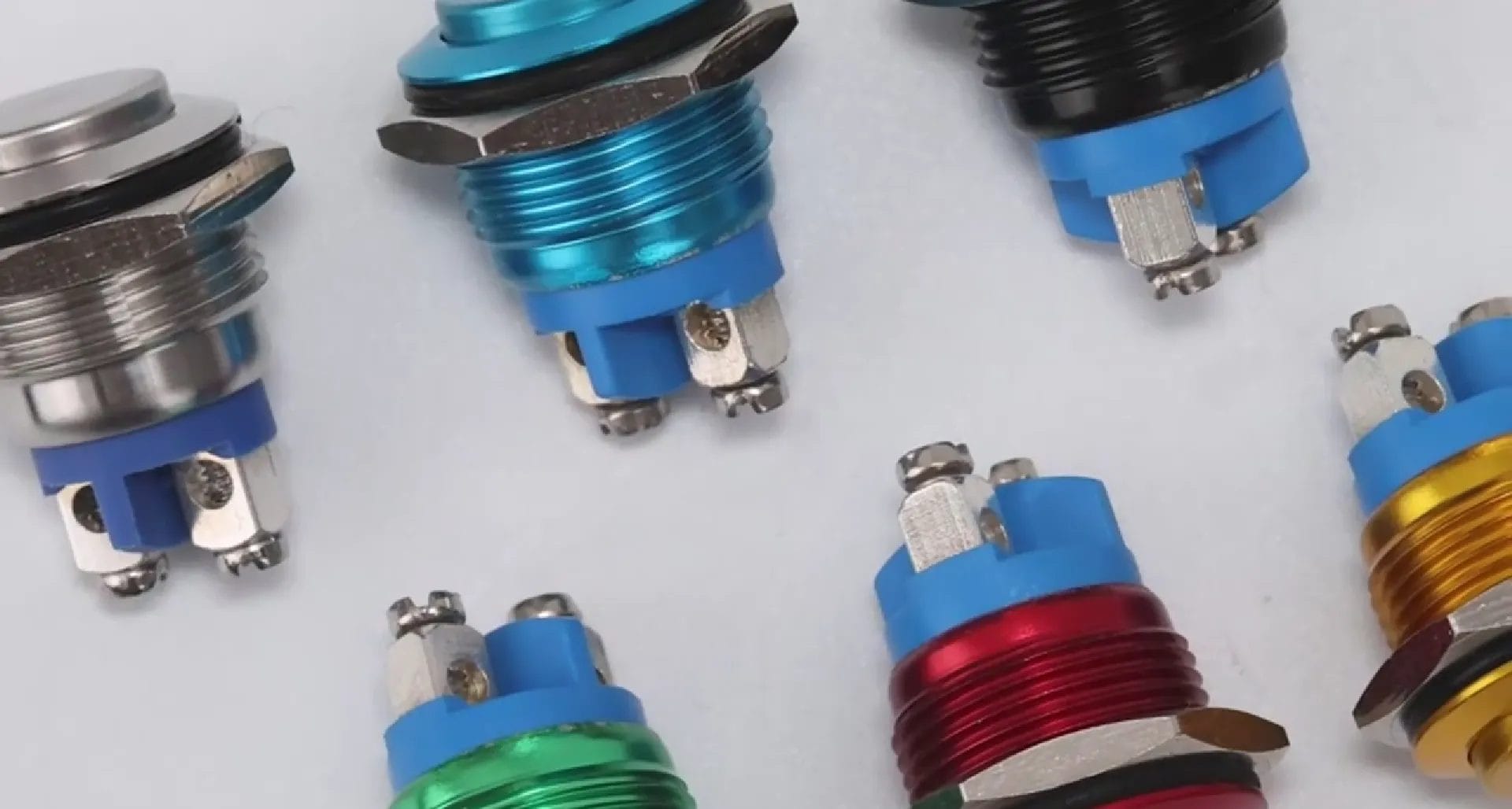 Os princípios elétricos por trás da função do mini interruptor de botão de pressão